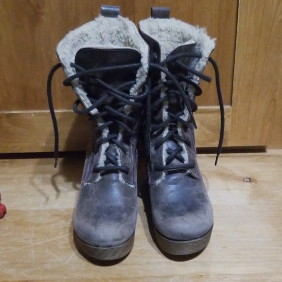 Boots - Picture 2 of 5